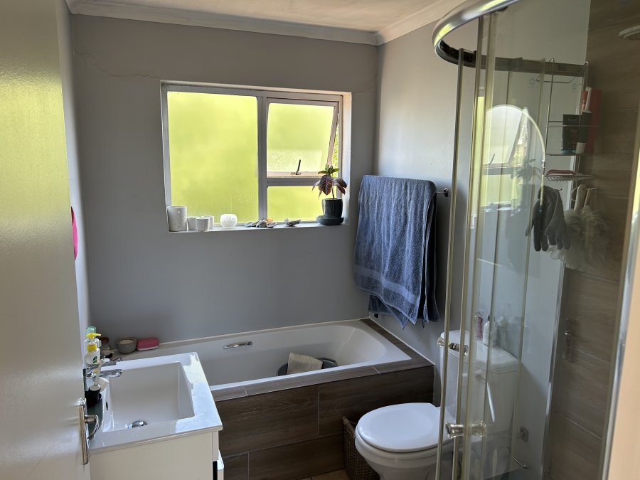 2 Bedroom Property for Sale in Uitzicht Western Cape